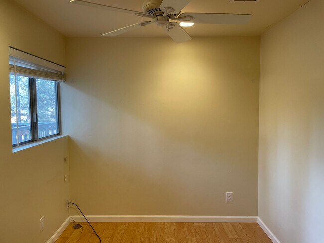 Foto del edificio - APPLY NOW - 1120 Oak Ln