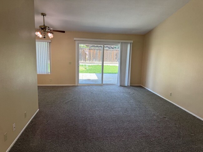 Building Photo - Single story 3 bed 2 bath House in Riversi...