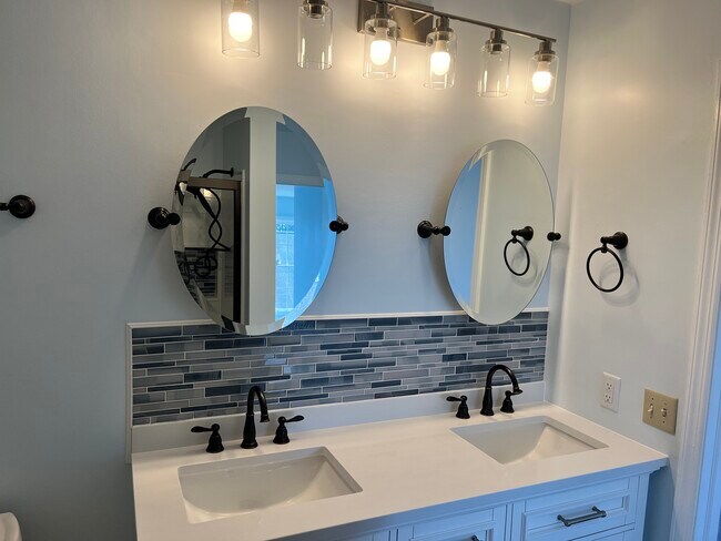 2nd floor bathroom full - 234 Crescent Dr