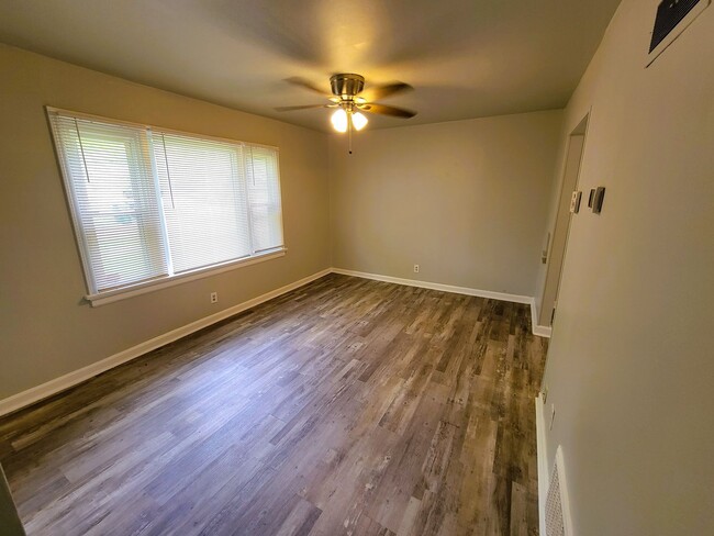 Building Photo - Newly Remodeled 4 bed 1 bath in Pleasant R...