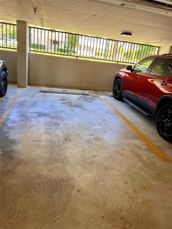 Foto del edificio - 17600 N Bay Rd