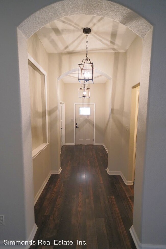 Building Photo - 3 br, 2 bath House - 205 Summit View