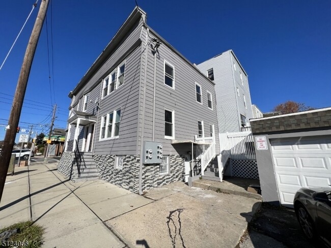 Building Photo - 104 40th St