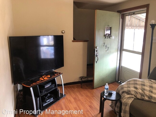 Building Photo - 2 br, 1 bath House - 797 23rd St.