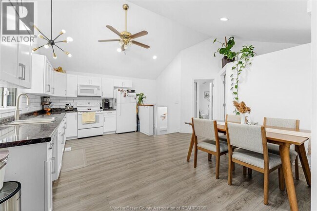 Photo du bâtiment - 1595 Sprucewood Ave