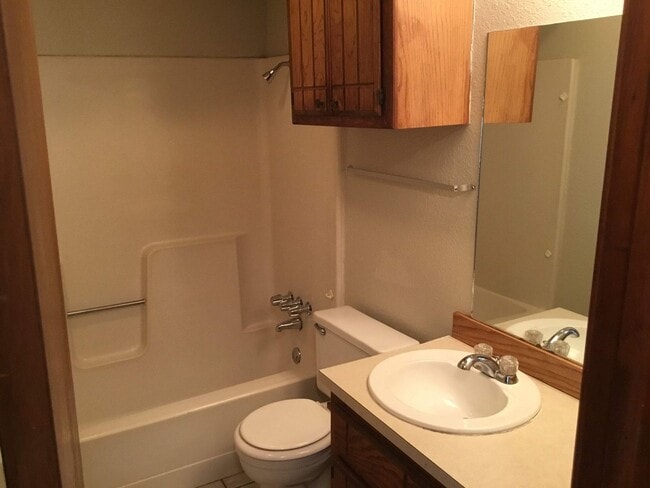 Building Photo - 3 bedroom, 2 bath - Midwest City