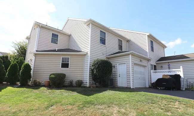 Building Photo - 641 Chickadee Dr