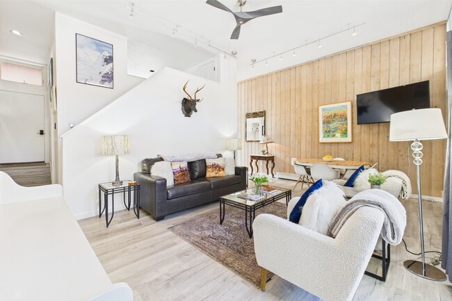 Building Photo - 311 S Aspen St