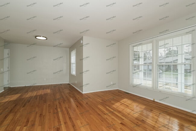 Foto del edificio - 2165 Jenkee Dr