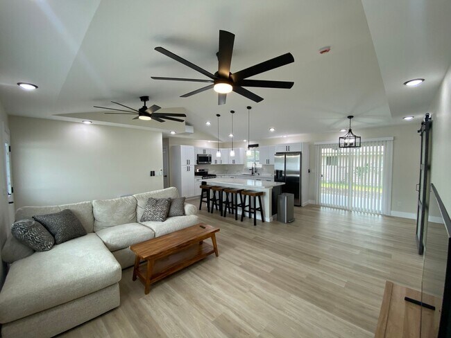 Foto del edificio - Move-In Ready 3-Bed, 2-Bath Home in Ainaloa – AC, Garage & Wi-Fi Included