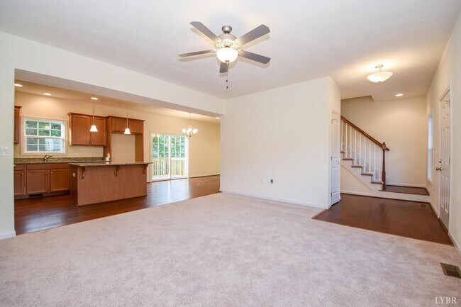 Foto del edificio - 1024 Forest Edge Dr