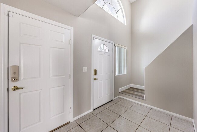Building Photo - 3 Bedroom, 2.5 Bathroom- Freshly Remodeled...