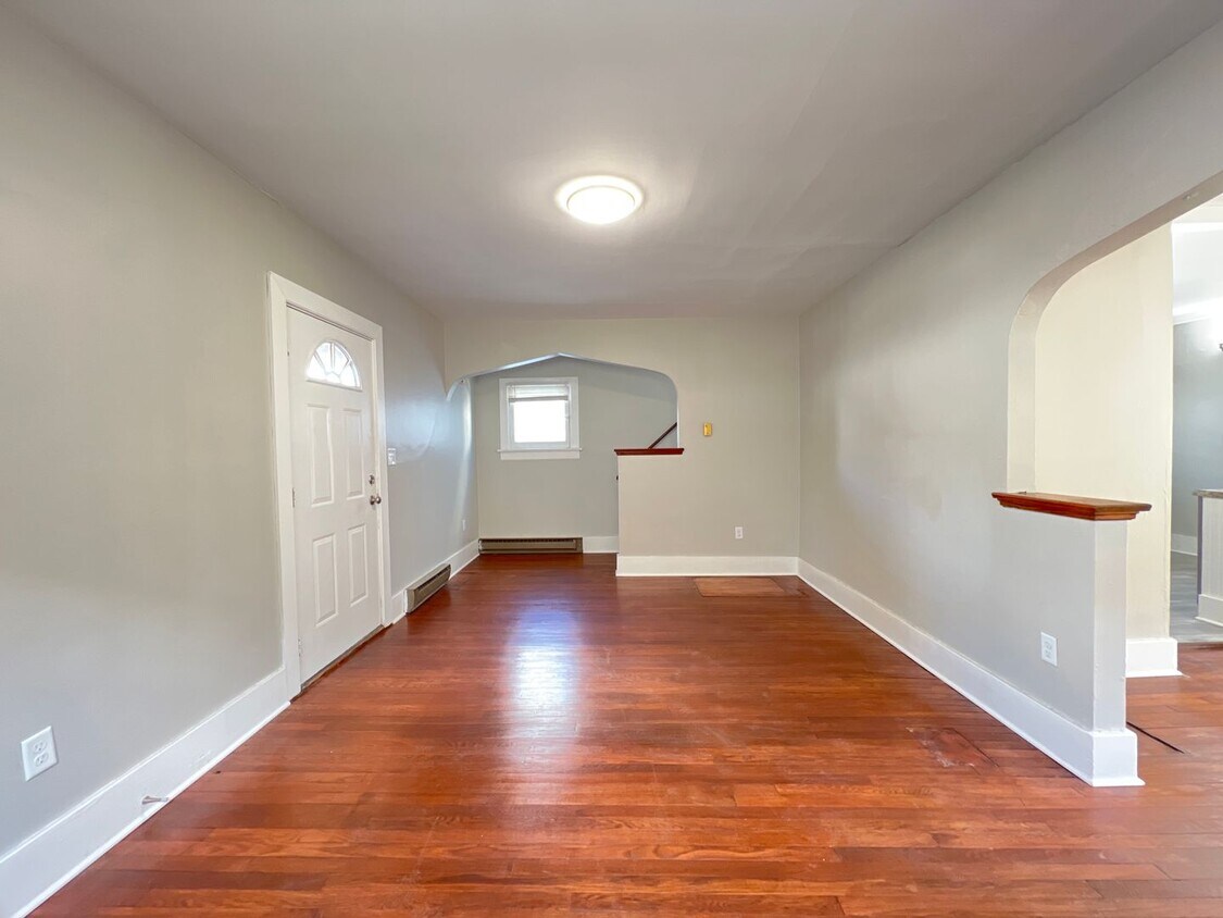 Lovely Leo : **MOVE IN SPECIAL** - Lovely Leo :  **MOVE IN SPECIAL**