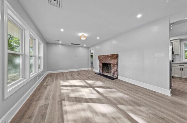 Building Photo - 1557 N Great Neck Rd