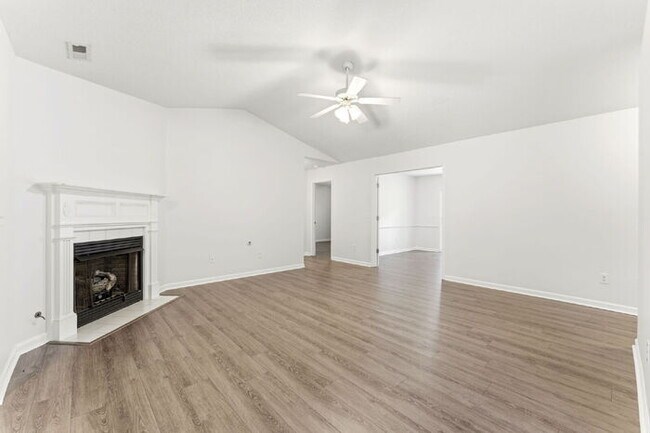 Foto del edificio - Charming 3-Bedroom Retreat with Cozy Fireplace in Simpsonville