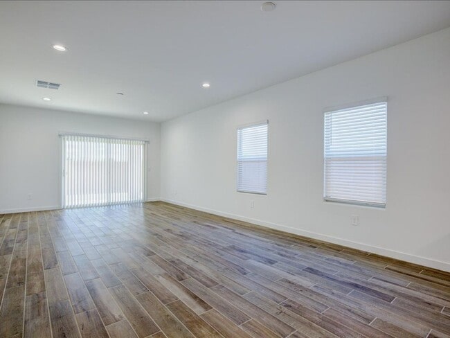 Foto del edificio - PROMO 1/2 OFF FIRST MONTHS RENT!