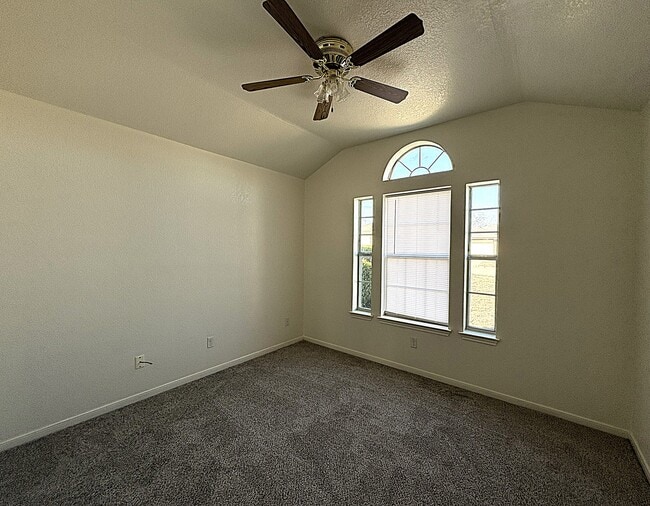 Building Photo - 208 Rodeo Cir