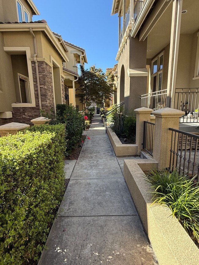 Foto del edificio - $4,600 / Beautiful 3BR + Bonus Room / 2.5BA Single-Family Home in Warm Springs, Fremont