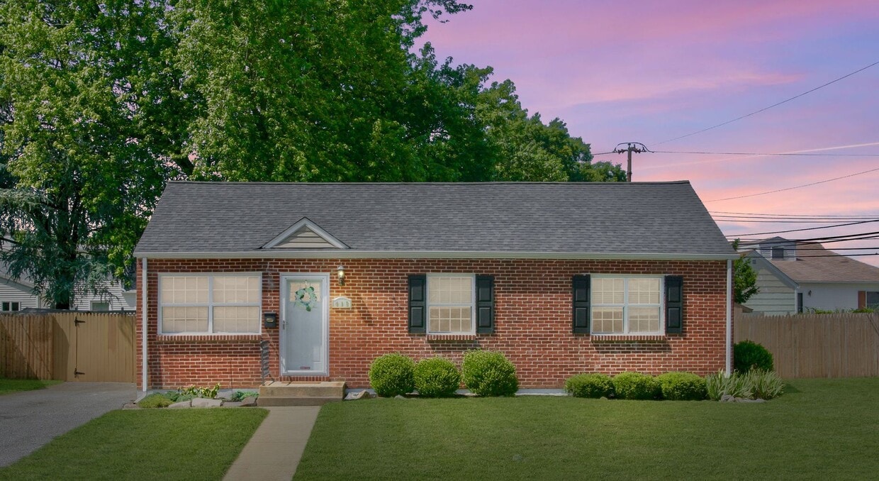 Primary Photo - BEAUTIFULLY RENOVATED Westview Home!