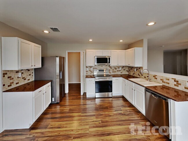 Foto del edificio - 736 Elizabeth Dr