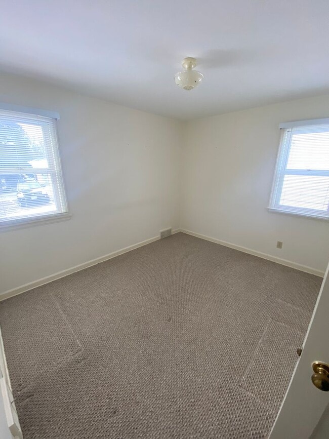 Building Photo - AVAILABLE JUNE 15TH - 3 BED 1 BATH