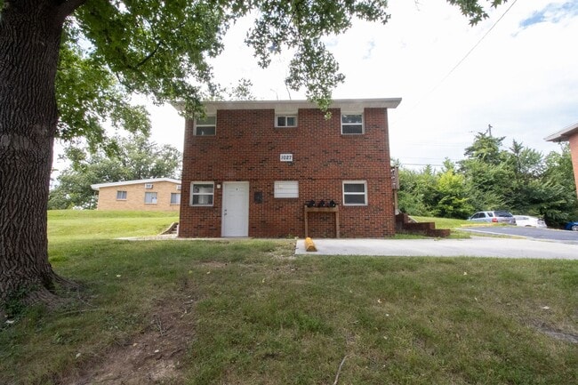 Building Photo - 1027 Southpark Dr