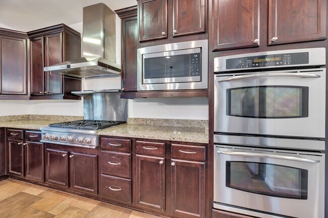 Foto del edificio - Highly Upgraded SPACIOUS home in desirable Aviano in Desert Ridge!