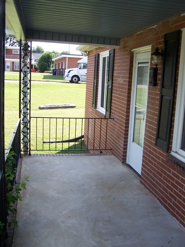 Photo - 1508-1508 Locust Ave House