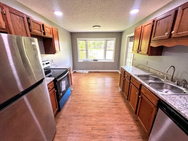 Building Photo - 1404 Valleywood Dr