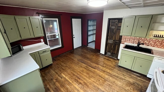 Building Photo - 705 E 6th St