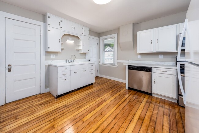 Building Photo - Park Ave 5 Bed 2 Bath Off Street Parking F...
