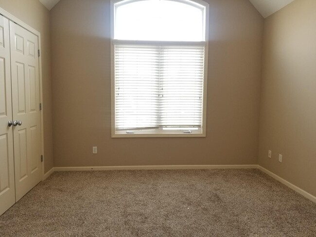 Foto del edificio - 5701 NE Hidden Meadow Dr