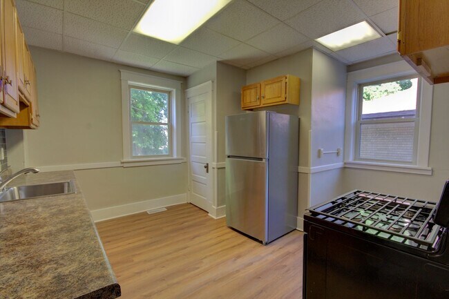Building Photo - VYNMOL