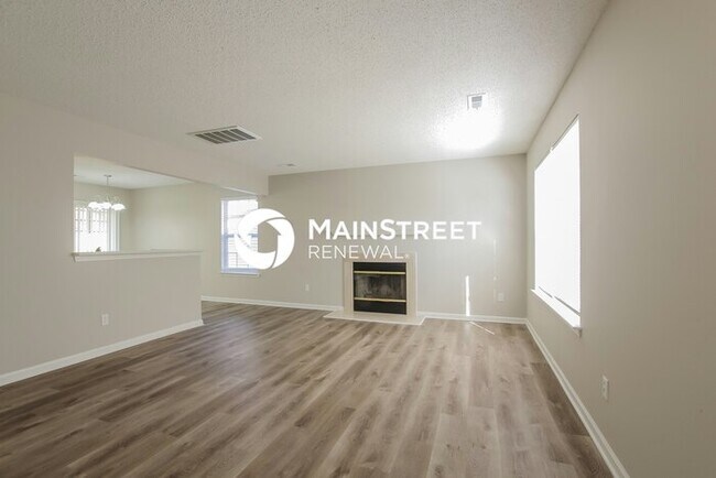 Building Photo - 3 Bedroom Pet-Friendly Home in Charlotte, NC with Main Street Renewal