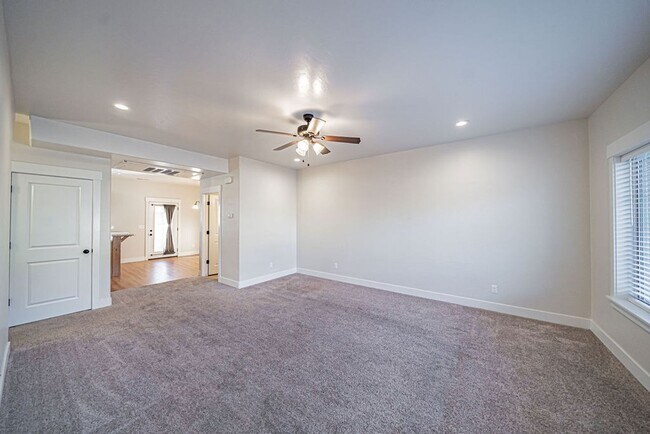 Building Photo - 3 Bed 1.5 Bath Townhome