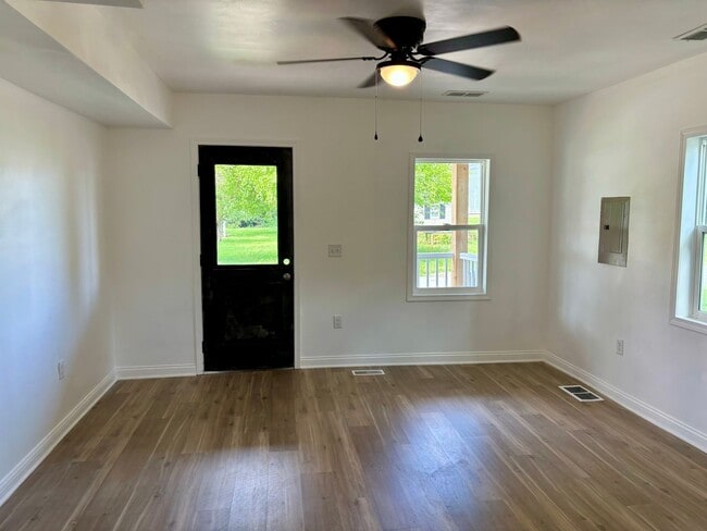 Building Photo - Beautiful 2 bedroom home