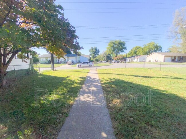 Building Photo - 306 Sweetser Ave