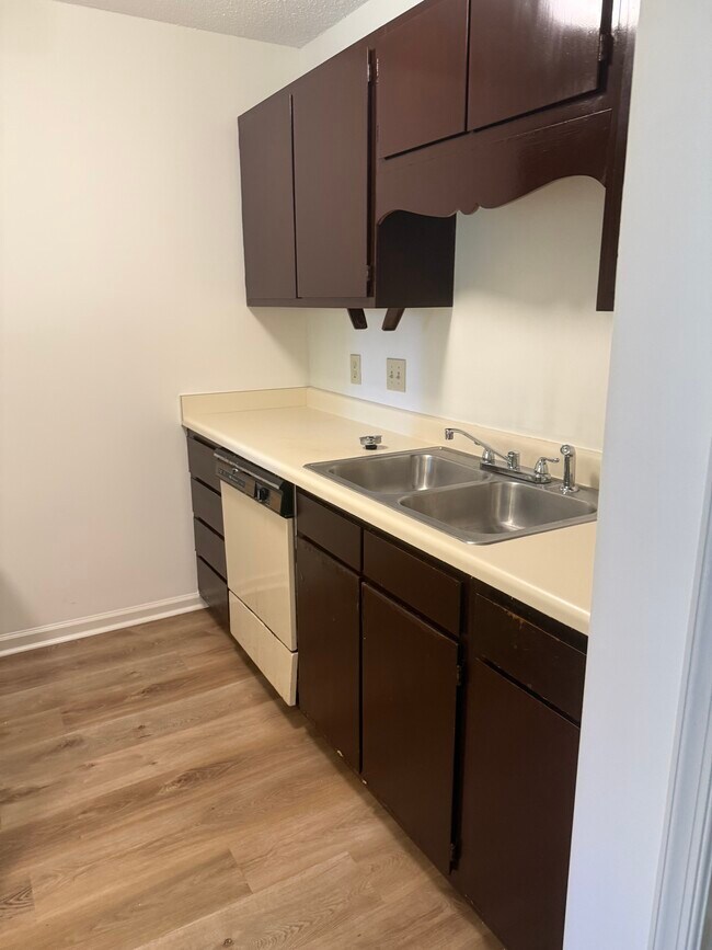Foto del edificio - 500 Mystic Dr Unit C