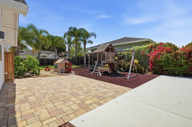 Foto del edificio - Light-Filled Home on Expansive Lot in Top-Rated School District with Vaulted Ceilings & Entertain...