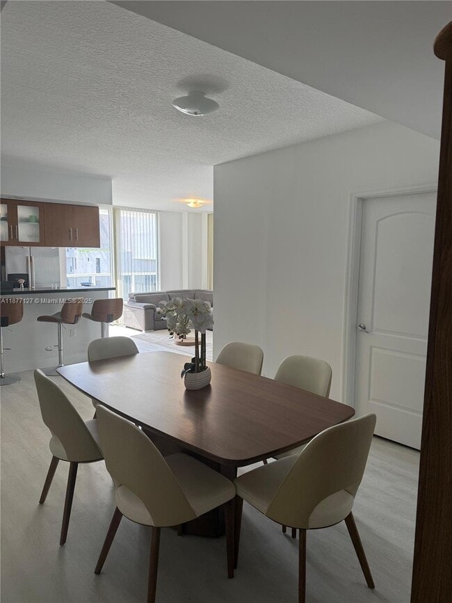 Foto del edificio - 601 NE 23rd St