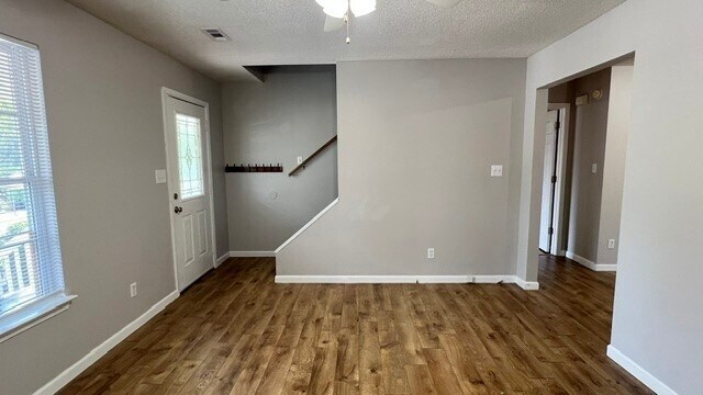 Foto del edificio - 3117 Holly Brook Cir