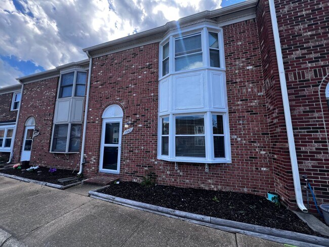 Building Photo - Cozy all brick townhouse right next to NAB...