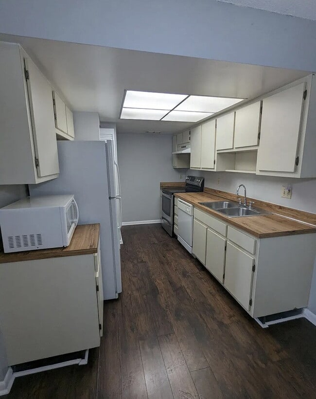 Building Photo - 5229 Vineland Rd