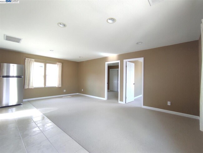 Building Photo - 1549 E Gate Way