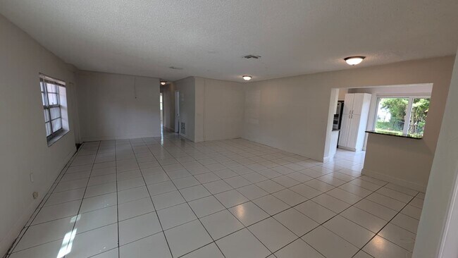 Foto del edificio - Your Next Home Awaits! Spacious Living in a Prime Lauderhill Location