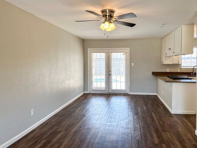 Building Photo - Spacious 3 bedroom 2 bath home w/ swimming...