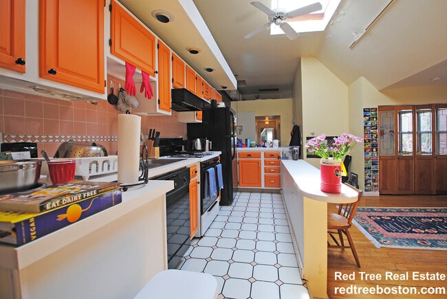 Building Photo - 1678 Beacon St