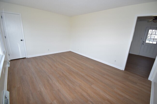 Building Photo - 3 Bedroom 1 1/2 Bath Pet Friendly Home For...