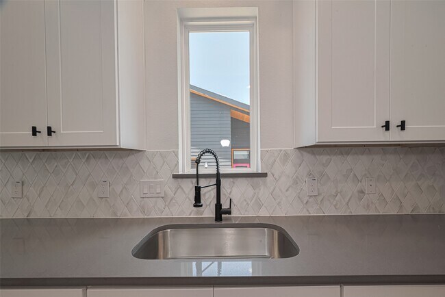 Foto del edificio - 1344 W 24th St
