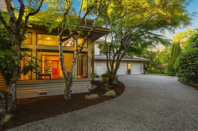 Building Photo - 4Bd/2.75Ba Clyde Hill House